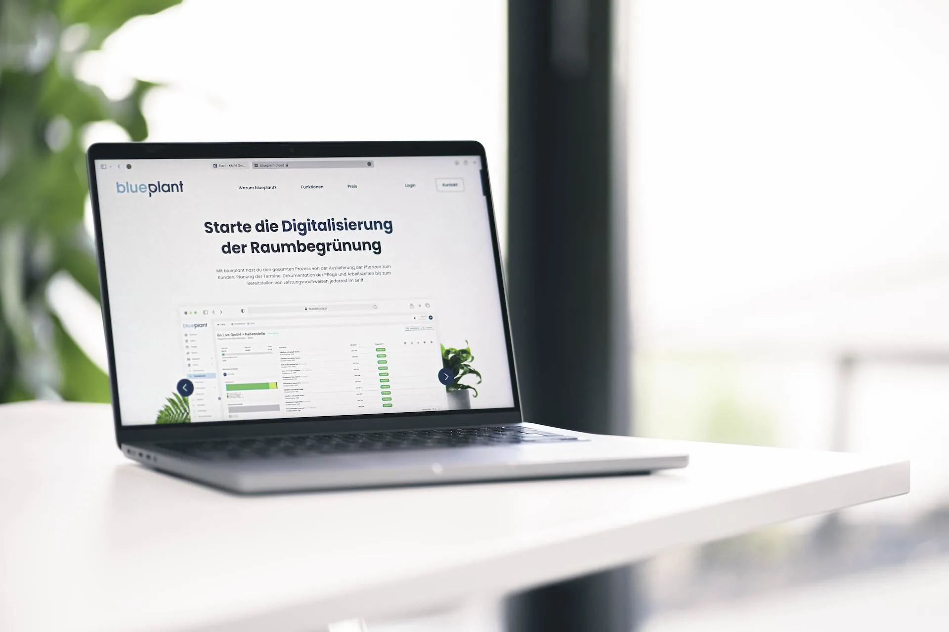 Die blueplant-Webseite, fotografiert auf einem Laptop