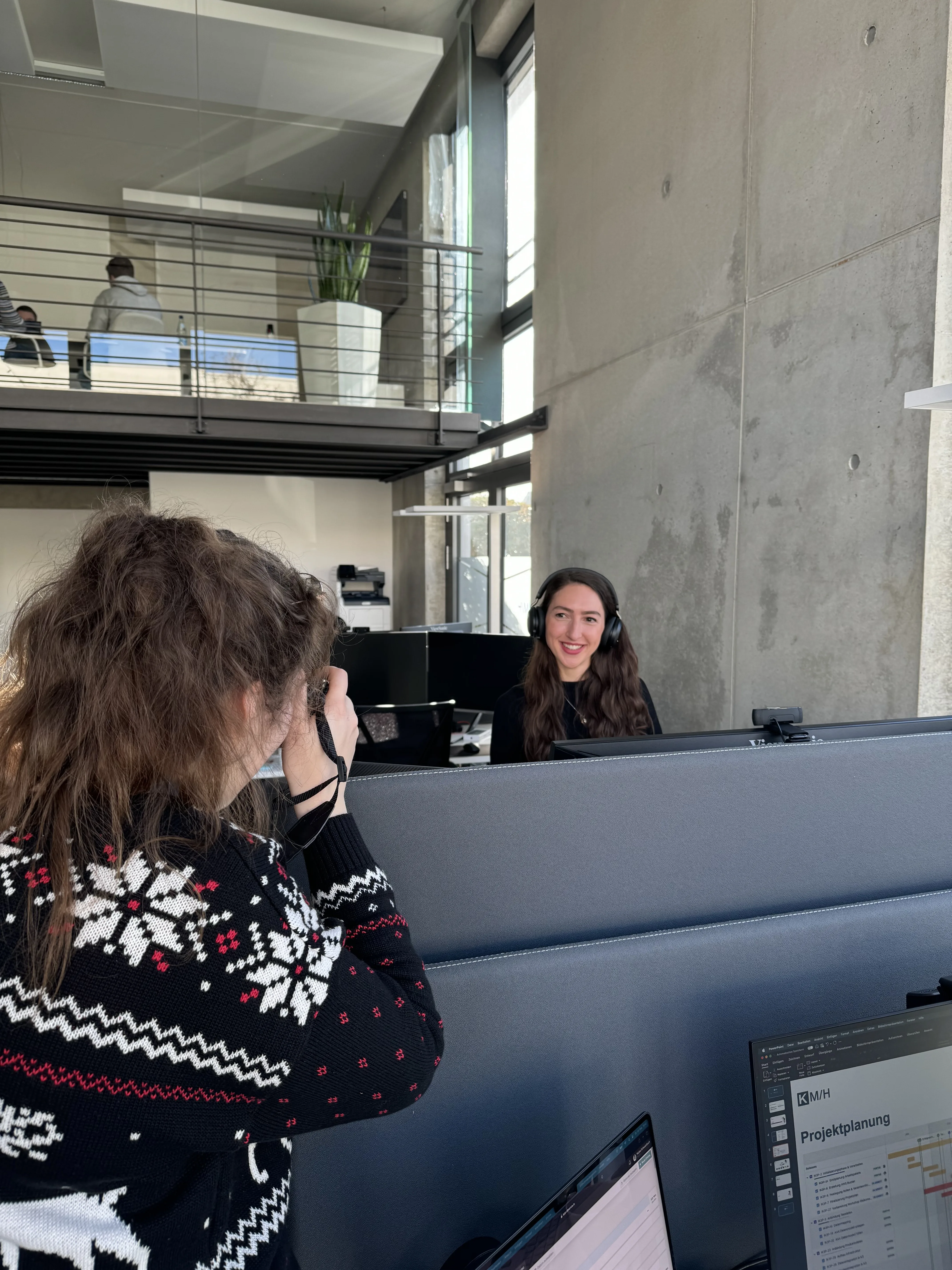 Making-of eines Mitarbeiter-Shootings, Jacqueline Klein fotografiert eine Kollegin
