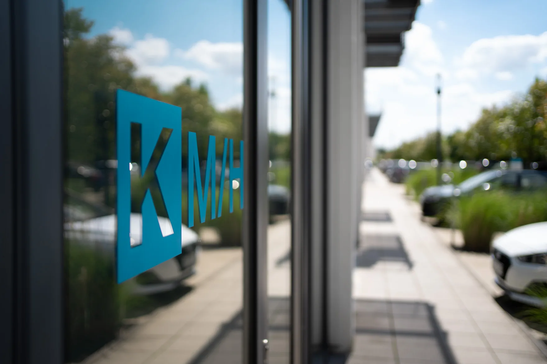 Eingangstür der KMH mit Logo