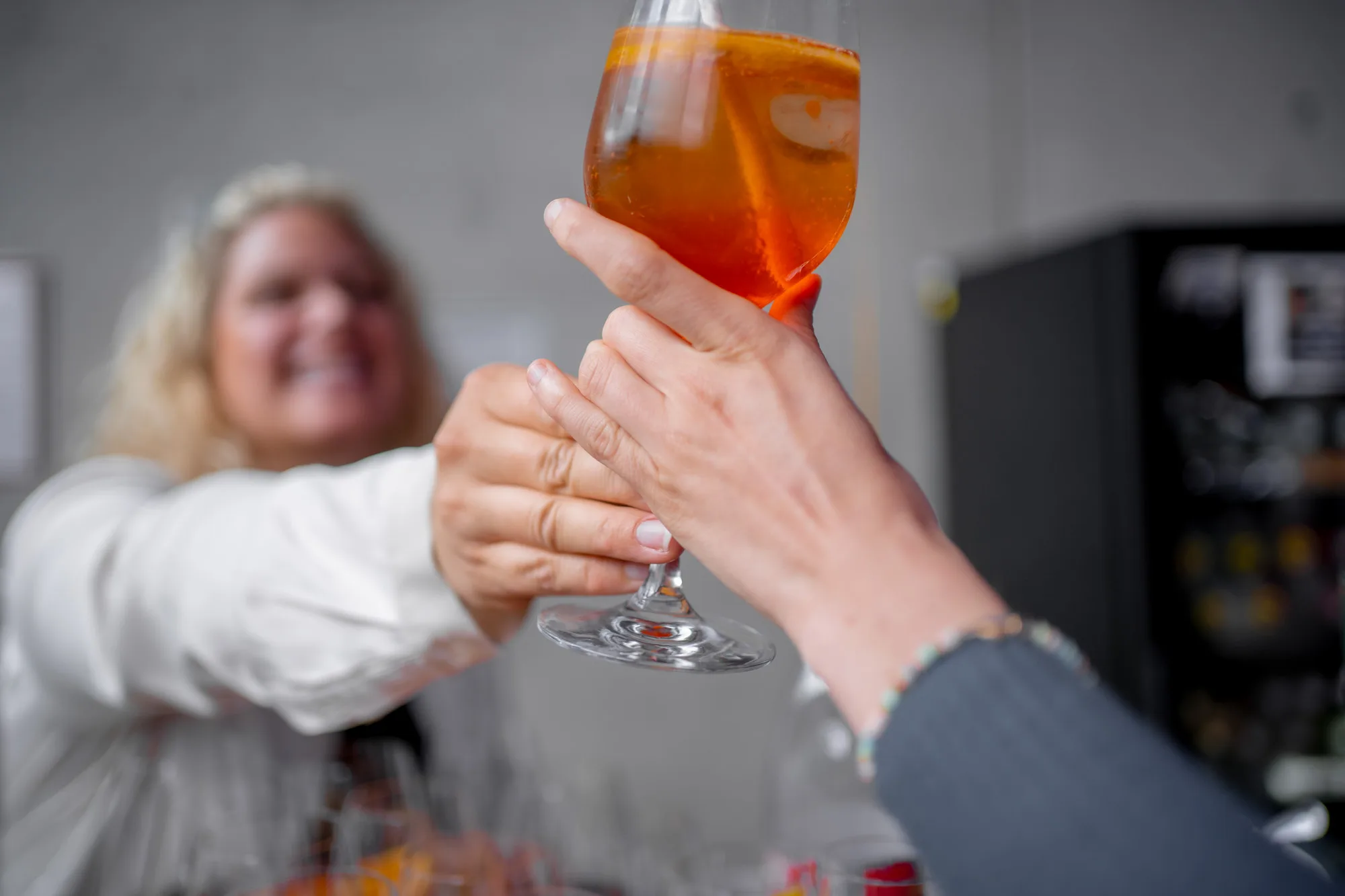 Anstoßen mit Cocktails beim Sommerfest der KMH