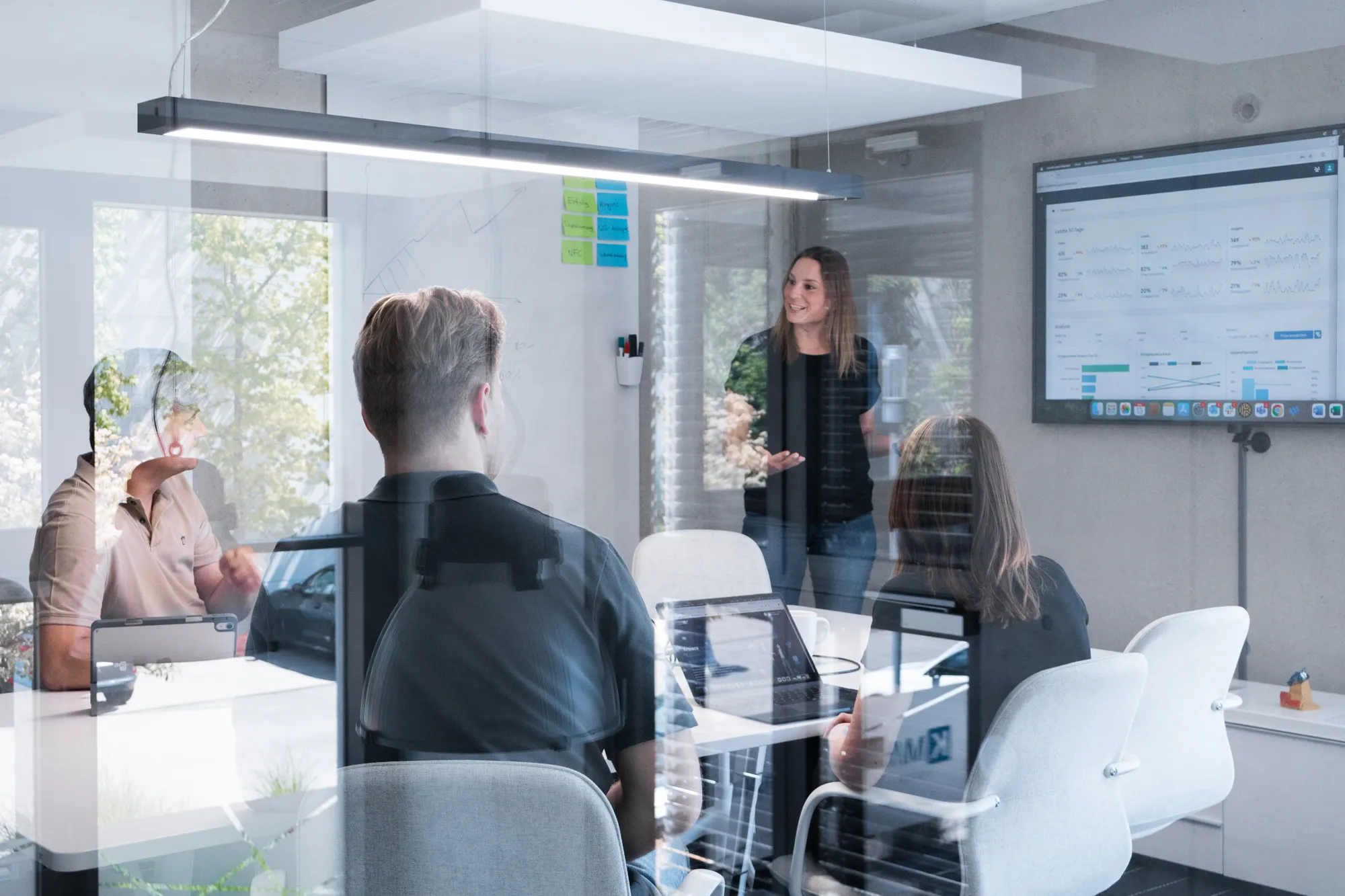 Mitarbeitende im Marketing der KMH